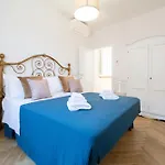 Singer House In Center Town Apartman *