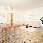 Singer House In Center Town Apartman *