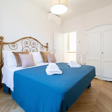 Singer House In Center Town Apartment *