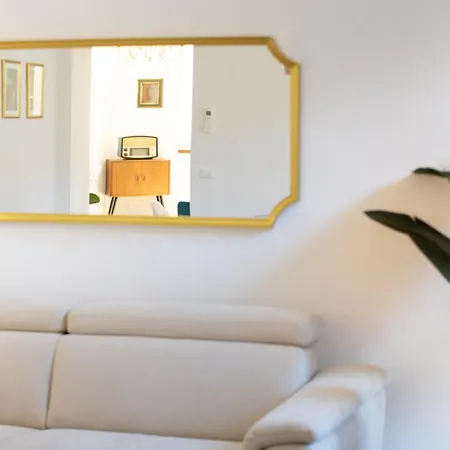 Singer House In Center Town Apartment