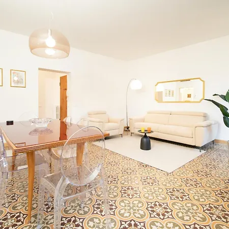 Singer House In Center Town Apartment *